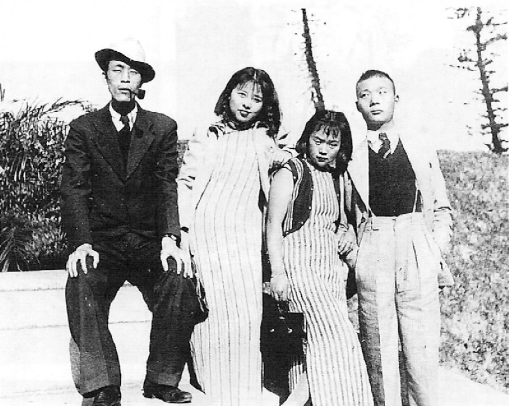 1938年攝於香港, 左起: 紀弦,妻子胡明,三弟媳鄭青, 三弟路造