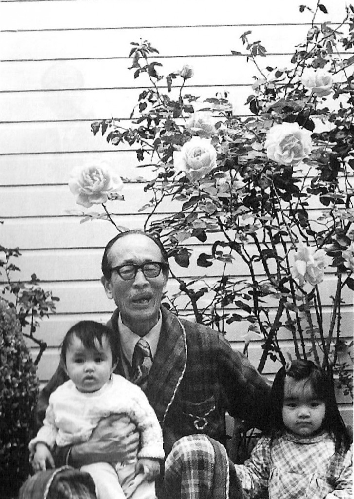 1980年紀弦與外孫小泉,外孫女小珊合影於加州住宅 