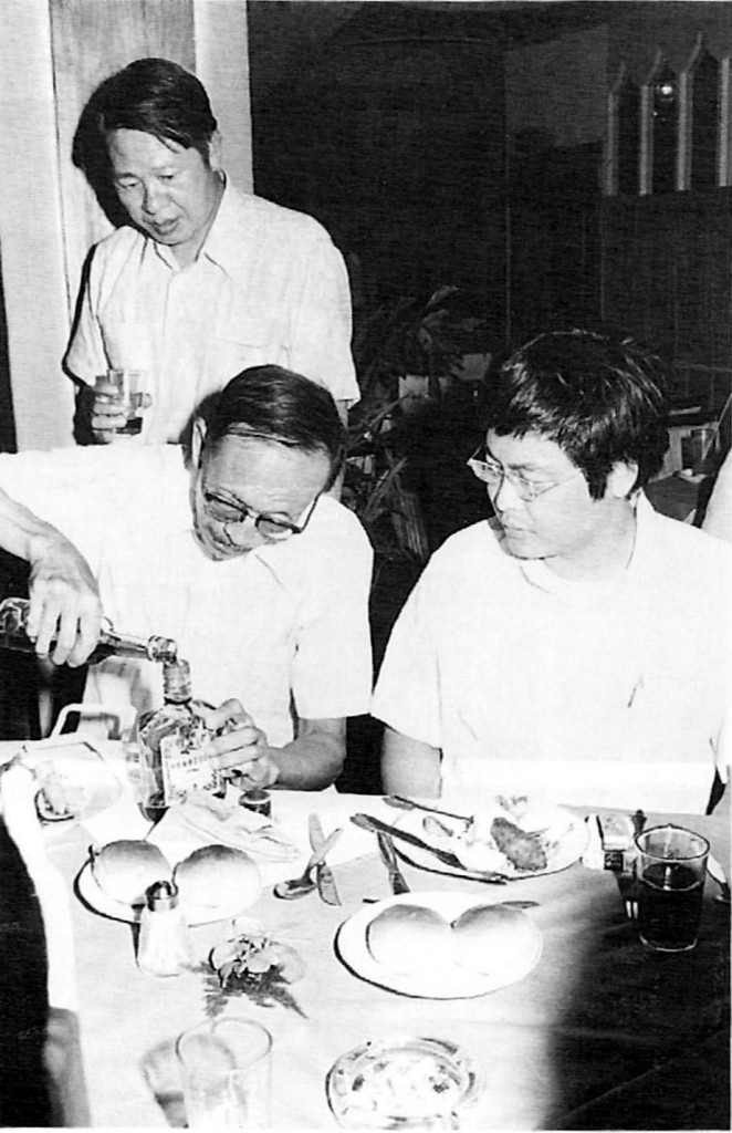 1971年紀弦 (前左) 與楊牧 (前右), 洛夫(後排) 在台北歡聚共飲