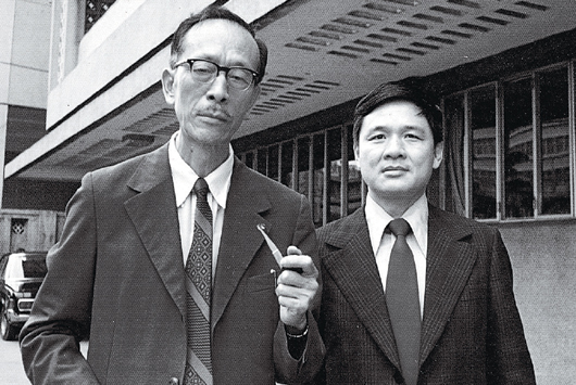 1968年，紀弦（左）與瘂弦合影，謂之「二弦」，攝影者為林海音。