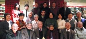 2011年1月10日夏志清先生九十高壽，纽约友人為他祝壽合影，前排左一殷志鵬，左二董鼎山，第二排左二王瑜。(顧月華提供，第二排左四）