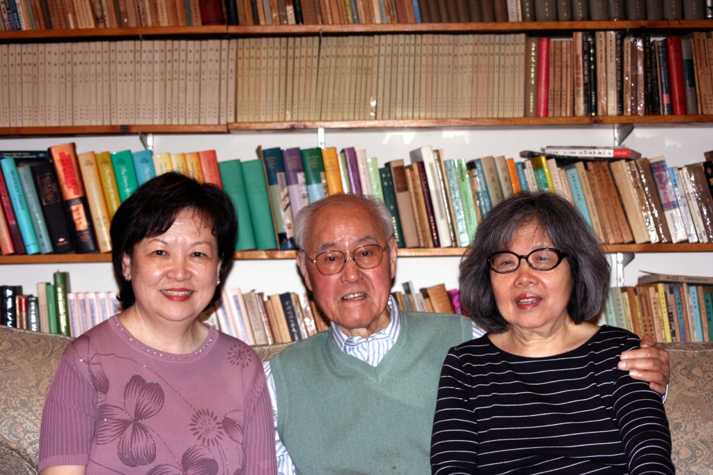 2008年作者初次拜訪夏府,與夏教授夫婦合影. 
