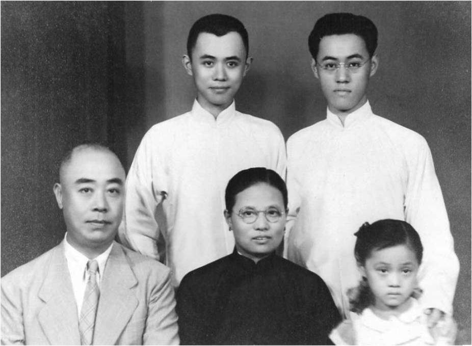與父母及哥哥夏濟安(左)合影於上海(夏夫人提供)