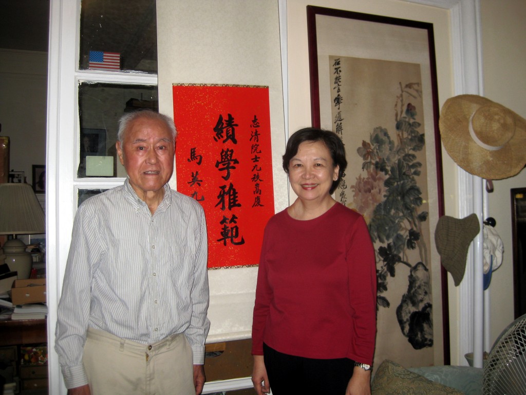 2011年9月作者再訪夏府,與夏教授合影.