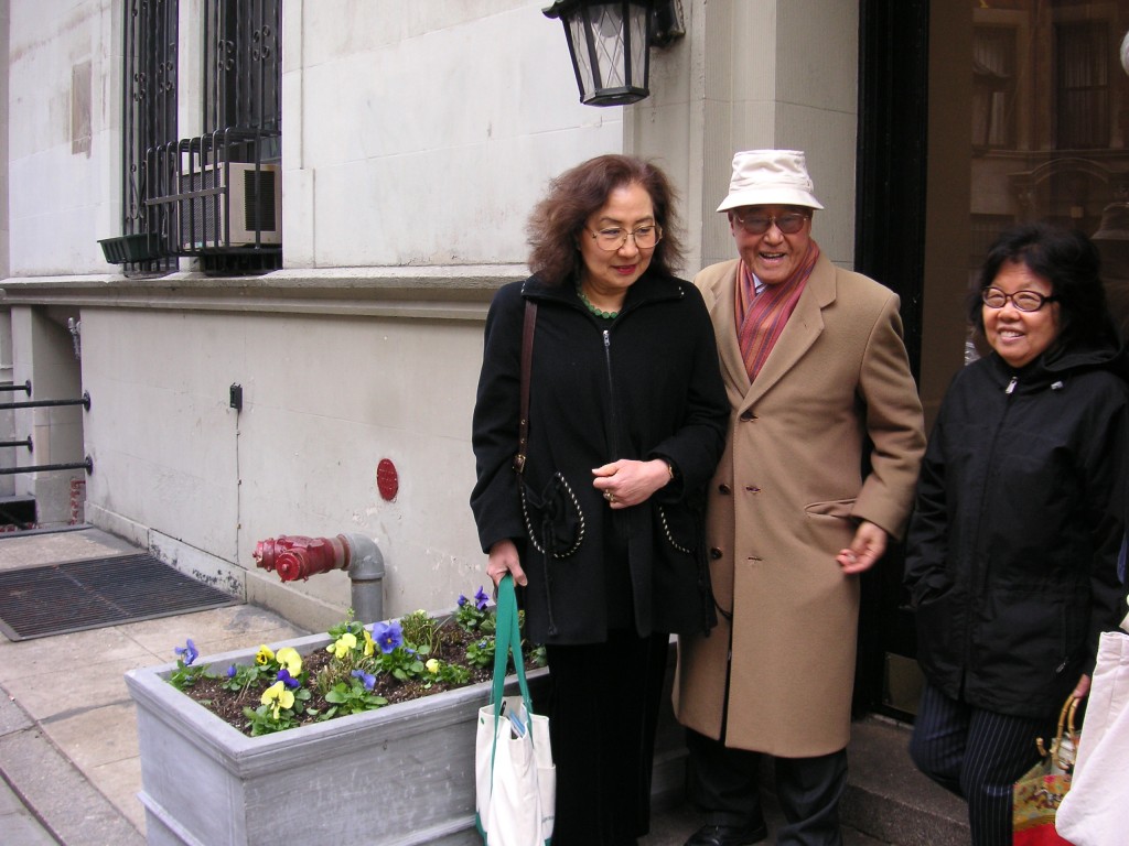 2006年3月底，孫康宜教授拜訪夏先生和夫人王洞，在纽约公寓前留影。(孫康宜提供）