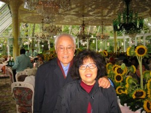  2002年9月，夏志清老師，夏夫人王洞於紐約中央公園綠苑酒廊（Tavern on the Green）。(宋偉杰提供) 