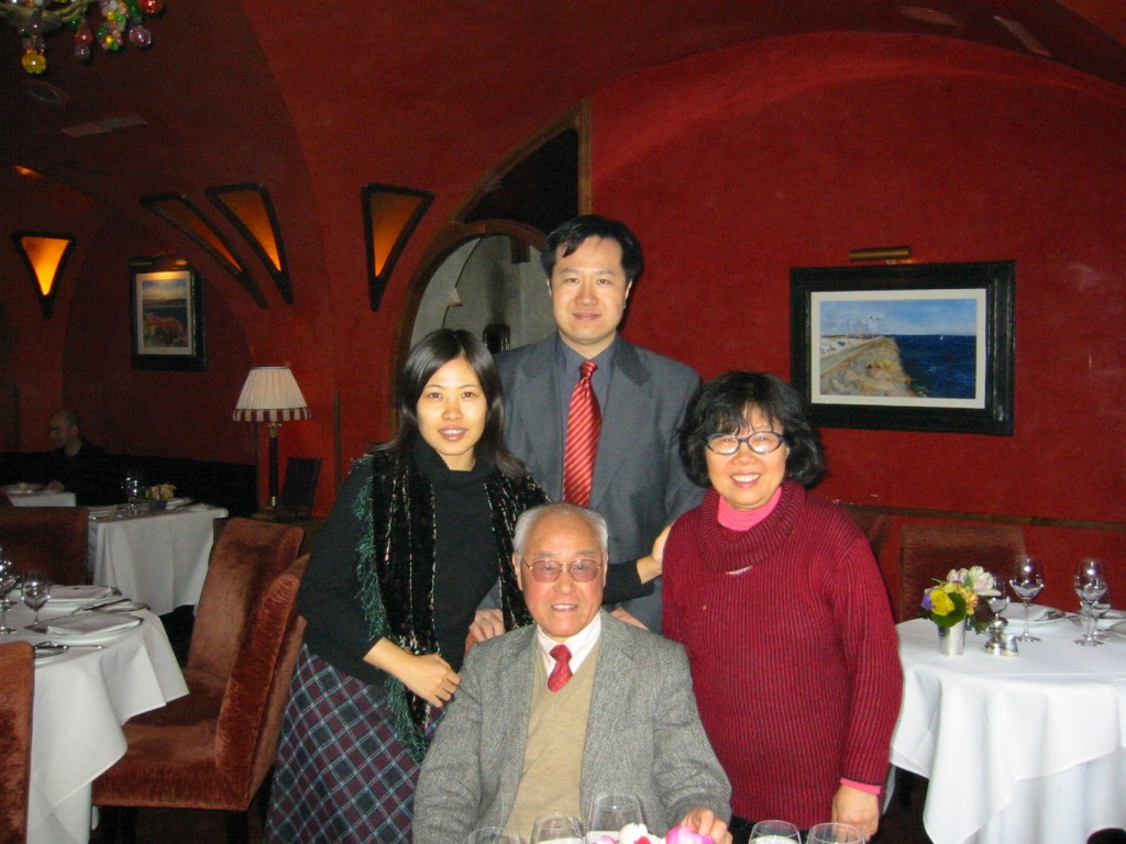 2003年2月, 老師（前排），夏夫人王洞（右一），宋偉杰（左二），王曉珏（左一），於紐約曼哈頓Bouley Restaurant。(宋偉杰提供)