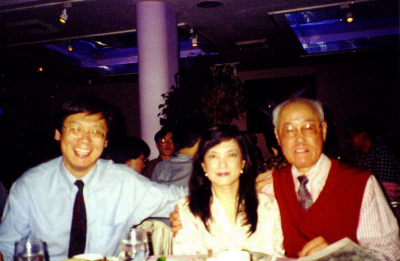 1996.5.1 應王德威之邀(左)，在哥大召集的國際文學大會晚宴與夏先生同座歡敘。(張鳳提供)