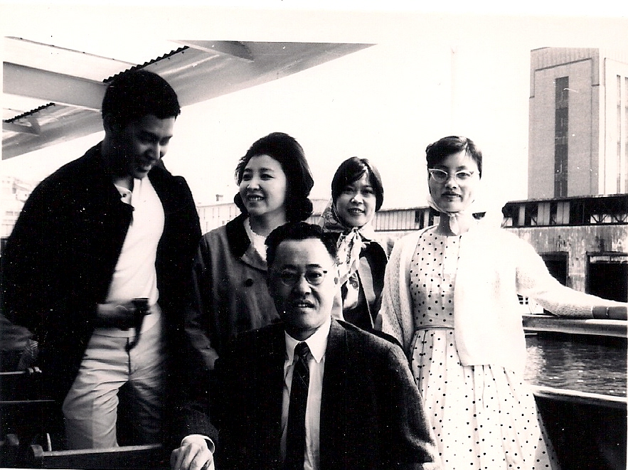 1963年白先勇(左)、陳若曦(右二)、歐陽子(右)和夏志清坐遊艇遊 Hudson River(歐陽子提供)