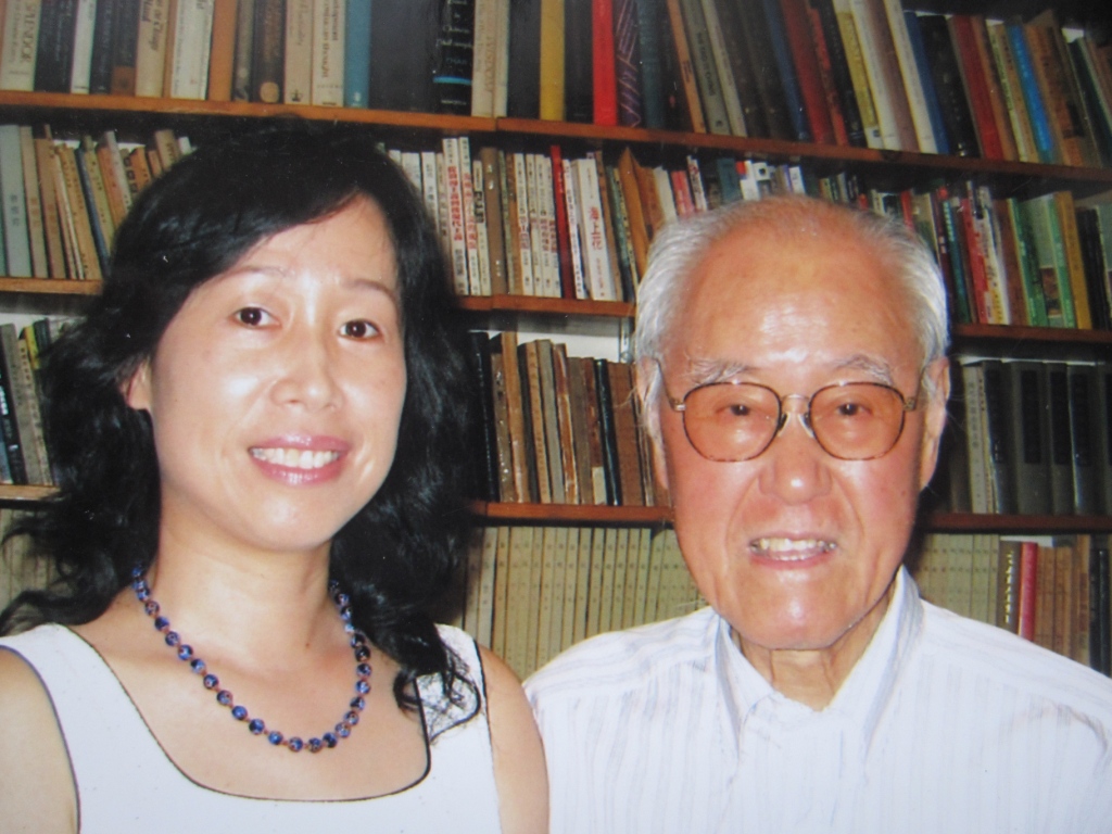2008年8 月章緣到夏府拜訪， 與夏志清先生合影 。(章緣提供)