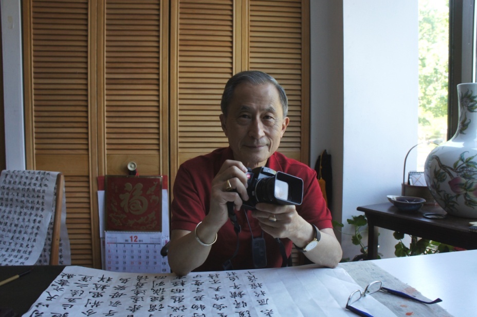 劉榮黔先生和他最心愛的德產照相機 (胡憲 攝影)