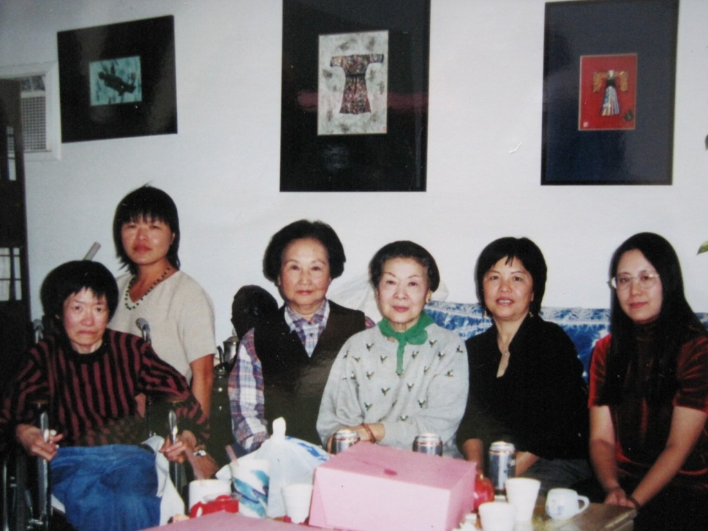 黃美之(左三)，老牌影星歐陽沙菲(左四)，作者王育梅 (左五)，詩人小秋(左六)，1999年十月攝於作者家