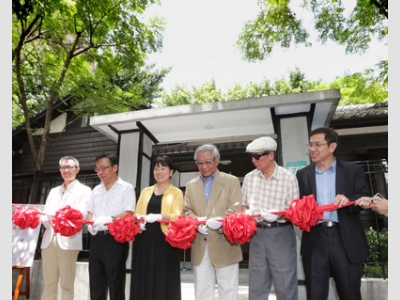文化部31日在台北舉辦「齊東詩社」開館記者會，文化部長龍應台（左3）邀請詩人鄭愁予（右3）、張默（右2）等貴賓出席剪綵，一同推動「詩的復興」計畫。  