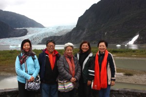 Juneau 冰河前 (左起) 陳玉琳,趙俊邁,施叔青,南美洲會長林美君,姚嘉為