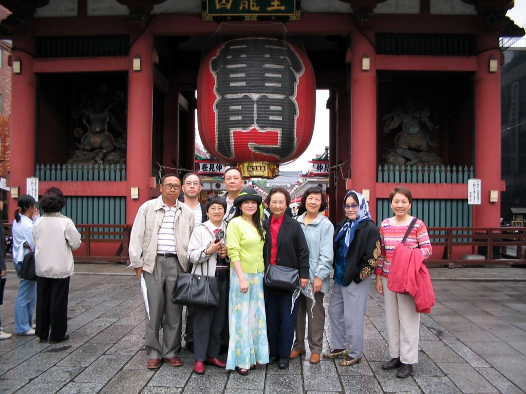 張鳳與黃美之(前排左三與左四)前往日本演講合影。