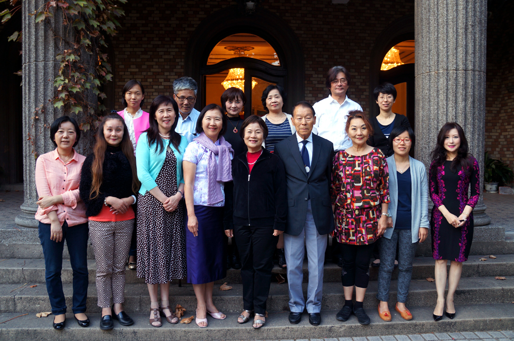 洛杉磯作協訪問「上海市作家協會」，前排左五為訪問團團長陳十美，後排左二為上海市作協副主席陳村。