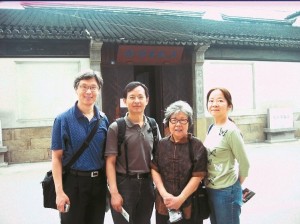 本文作者（左起）與季進、夏志清夫人、奚密於錢鍾書故居前合影。