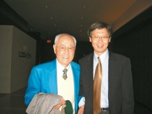 2004 年，夏志清(左)、王德威師徒合影。 圖／聯經出版提供