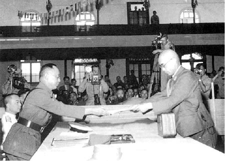 何應欽（左）在南京代表中國政府接受侵華日軍總參謀長小林淺三郎遞交的投降書