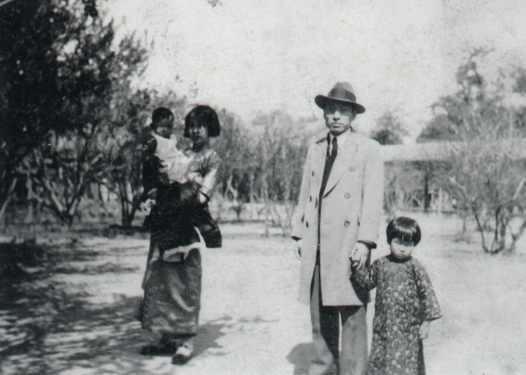 父親牽著我，母親牽著妹妹，在北平中山公園