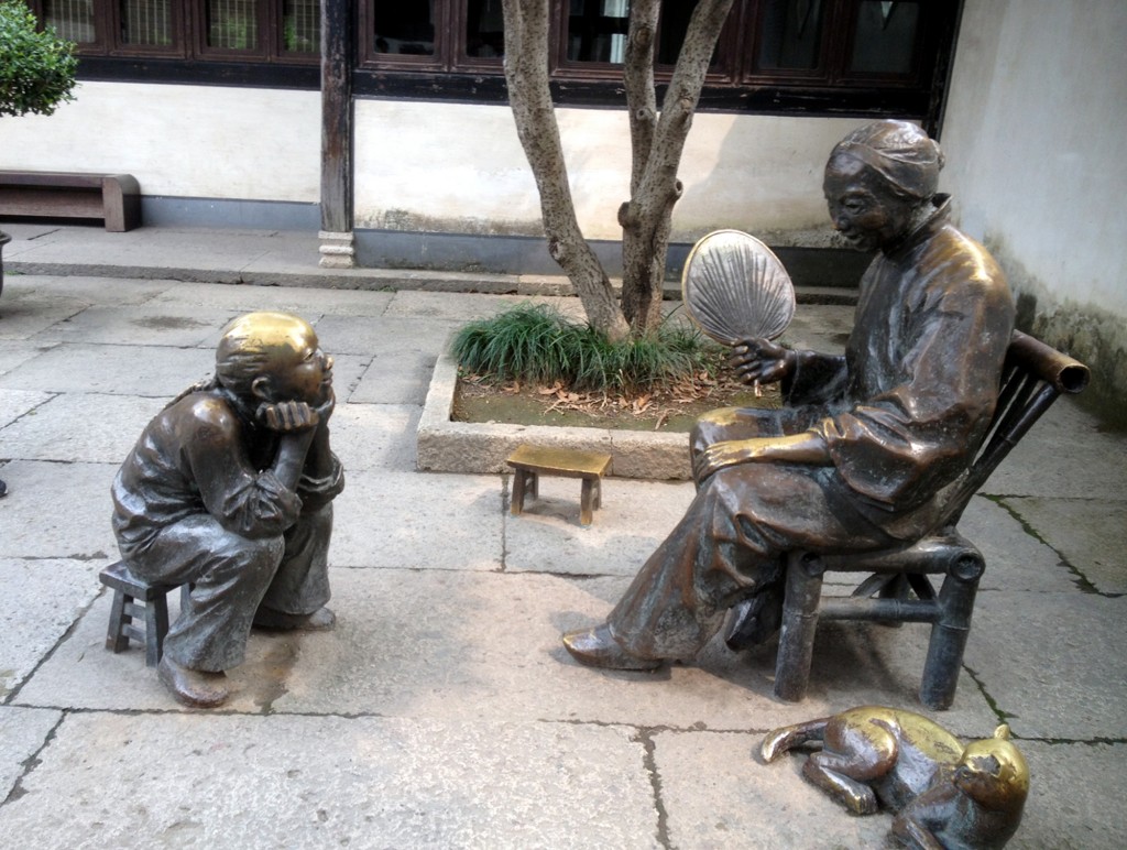 魯迅故居內的銅像-小魯迅聽繼祖母說故事