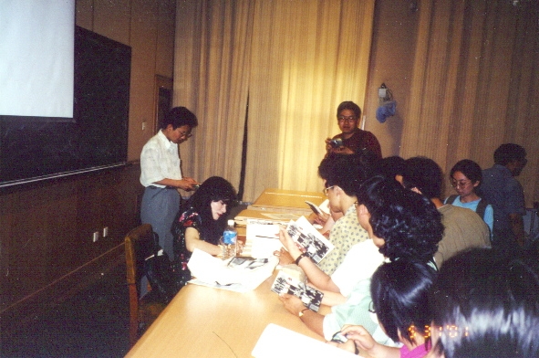 作者在北京大學演講簽書