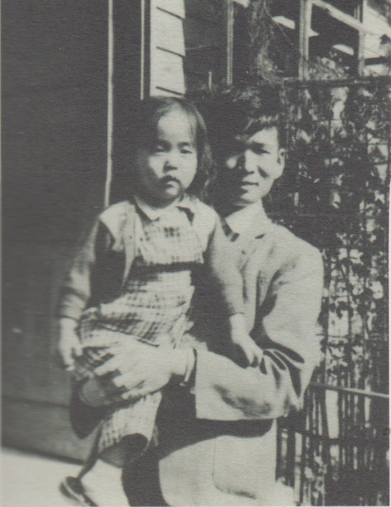 1954年，殷海光抱著我在松江路房子門口。