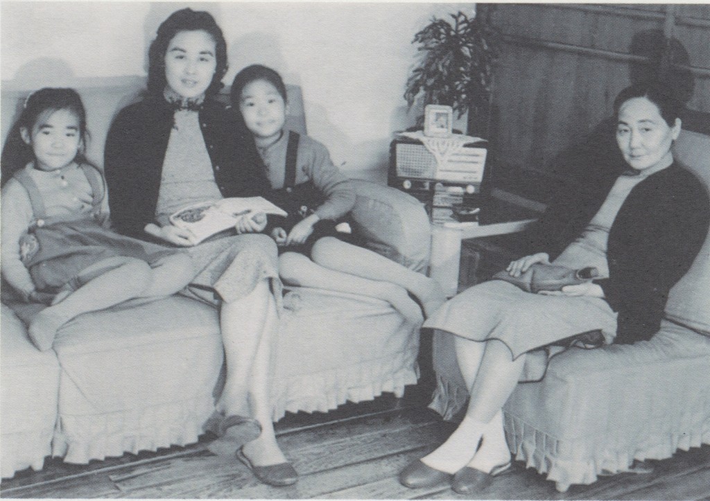 1956年，右起，外婆，姐姐王曉薇、母親聶華苓、王曉藍。