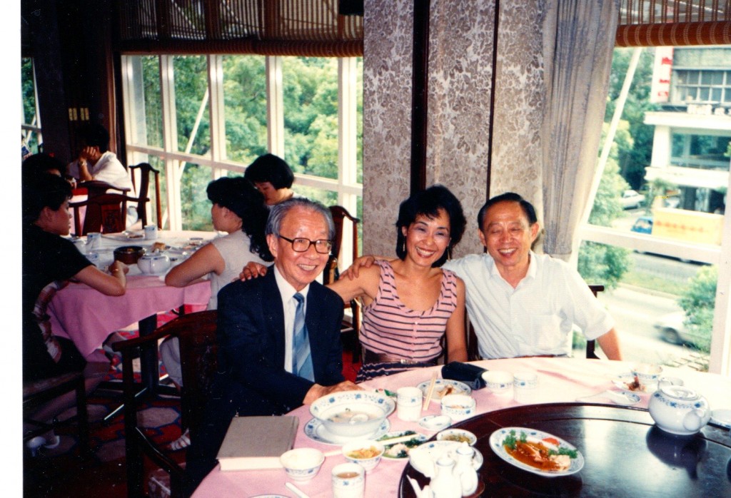  1988年，王曉藍與傅正（右）、夏道平（左）合影。
