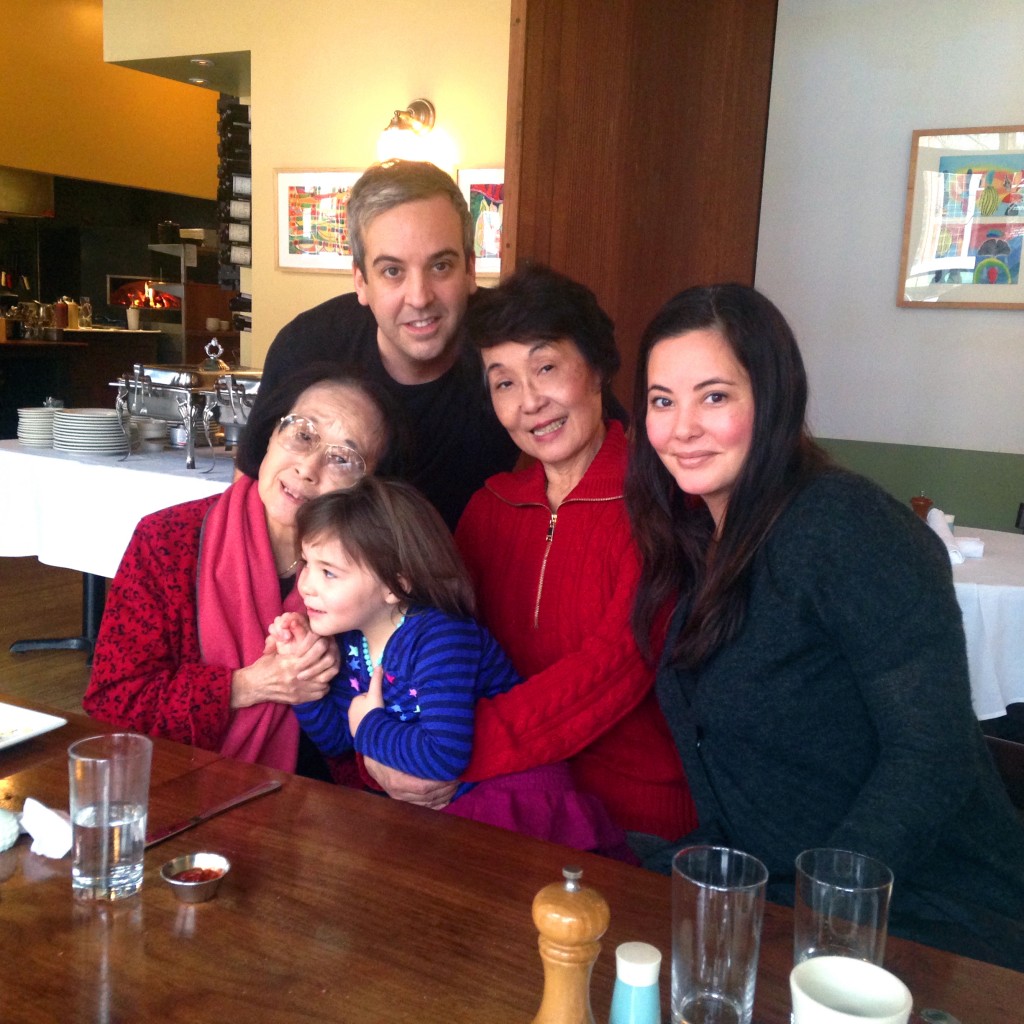  2015年圣诞节，王晓蓝的四代同堂家庭照。前排左起：母亲聂华苓、孙女Lottie,女儿Anthea,站者为女婿Joseph. 