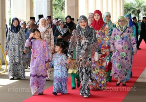 汶萊王后率領大、小公主接見臣民