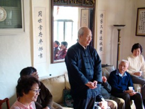 雖然天天寫作不輟，日日勤於讀書，鼎公仍願意抽空在家主持讀書會推廣古文。