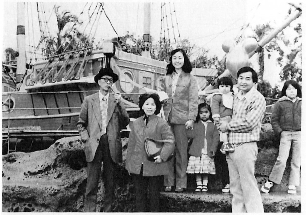 1980年祖孫三代共遊狄斯耐樂園, 左起: 紀弦, 妻子胡明, 女兒珊珊,外孫女小珊,外孫小泉,女婿李發泉,長孫路光耀.