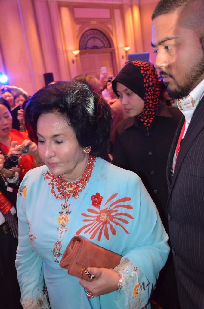 納吉首相夫人進場。 攝影: 王曉蘭 (北美聖地牙哥)