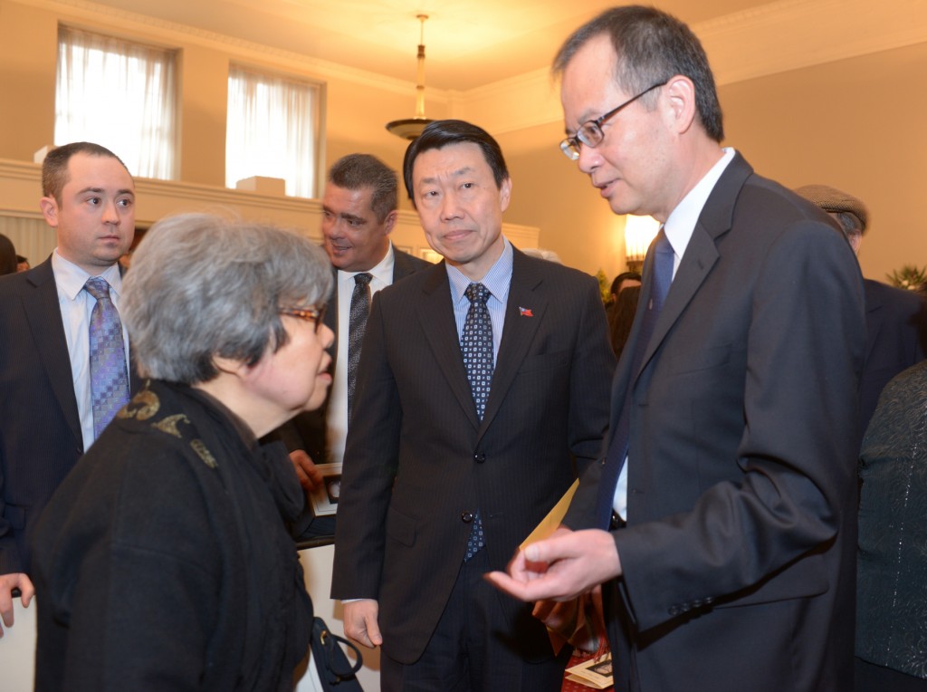 駐紐約台北經濟文化辦事處處長章文樑慰問王洞