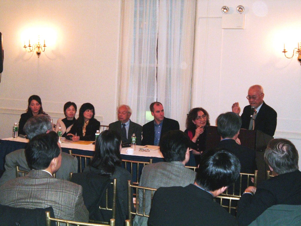 2005.10.28 王德威於哥大策劃夏志清昆仲與中國文學大會，數十華洋學者與會,聆聽夏志清教授(站立者)演講。(張鳳提供) 