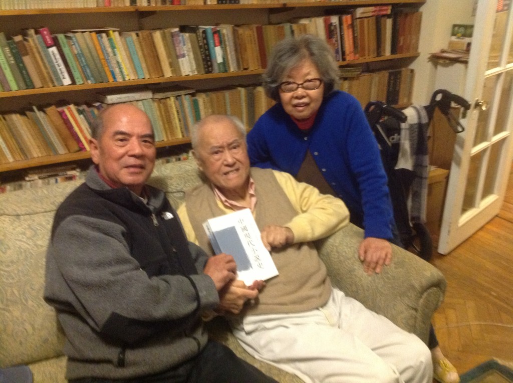 （左起）作者梅振才、夏志清教授夫婦  （2013年10月10日於夏府
