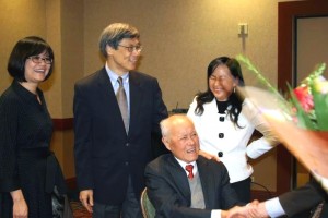 大會代表向夏教授獻献花, (左2)王德威教授，(右1) 劉劍梅教授。（孫康宜提供）