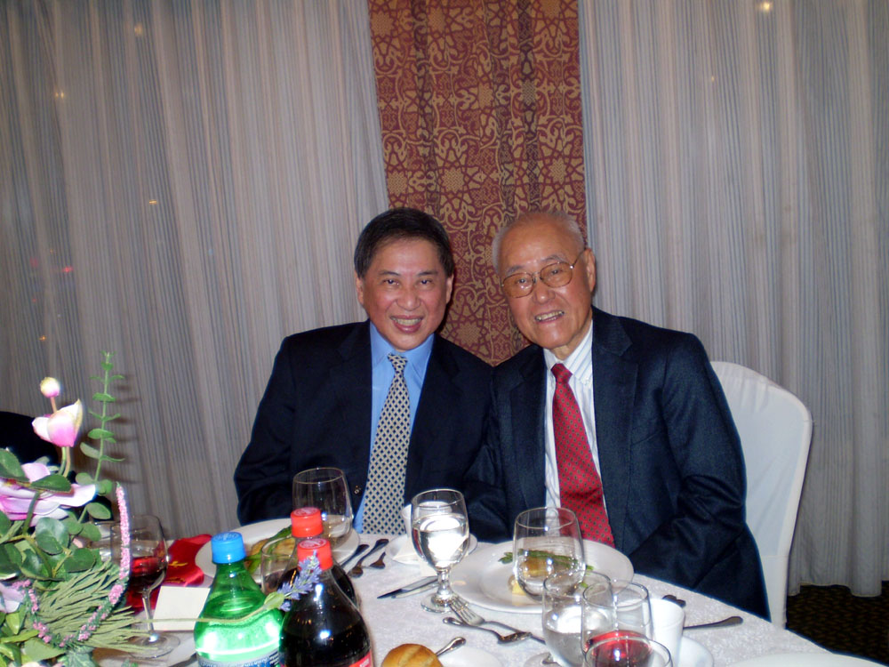 2007年與白先勇合影於紐約(夏夫人提供)