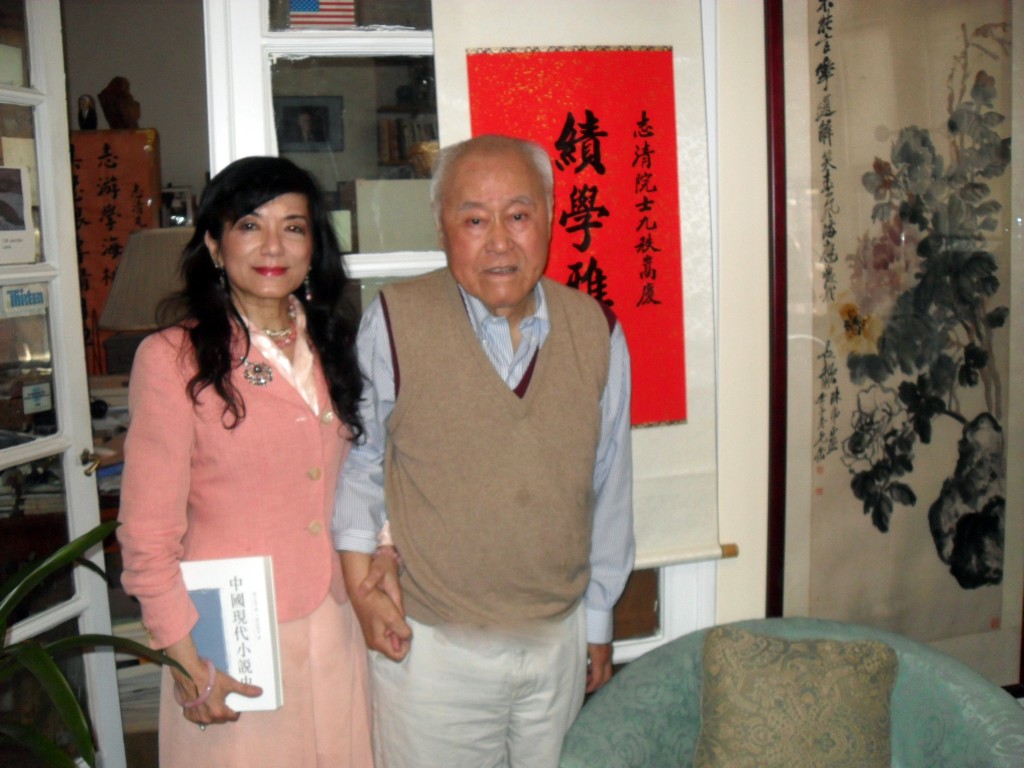 2012.5.13張鳳與夏師最後一張合影，背後是馬英九總統為夏教授九秩華誕所贈賀聯。(張鳳提供)