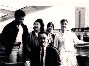 1963年夏志清(前排)與(左起)白先勇、鮑鳳志、陳若曦、歐陽子遊Hudson River (歐陽子提供)