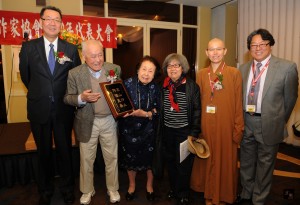 2012年北美作協大會開幕式中，夏教授代表大会致贈紀念牌给協會榮譽永久會長馬克任先生，由馬夫人劉晴女士接受。(右一)為作者。(趙俊邁提供)