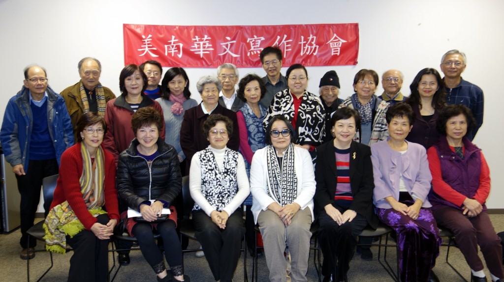 叢甦演講後與美南作協會員合照留念