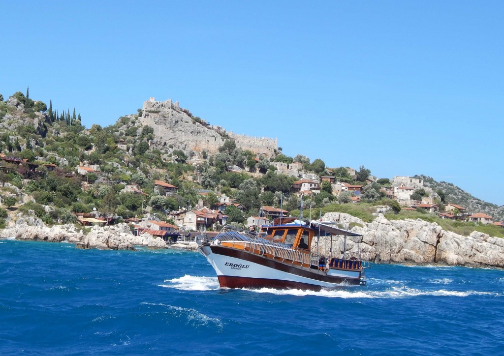 震垮的漁港剩古城老樹紅瓦房，與地中海交織出岸邊一抹綠松的美藍。