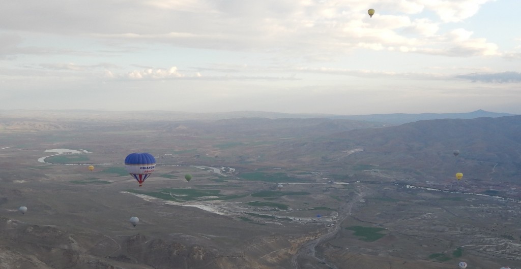 土耳其境內的蜿蜒紅河，曾孕育古西台文明，曾見證霸權遞嬗，最終匯入地中海。(照片由羽嚴提供) 