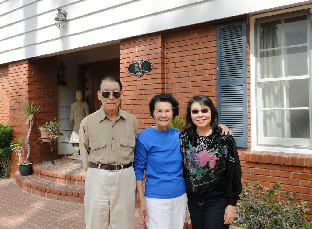 作者(右)今年4月拜訪周愚夫婦