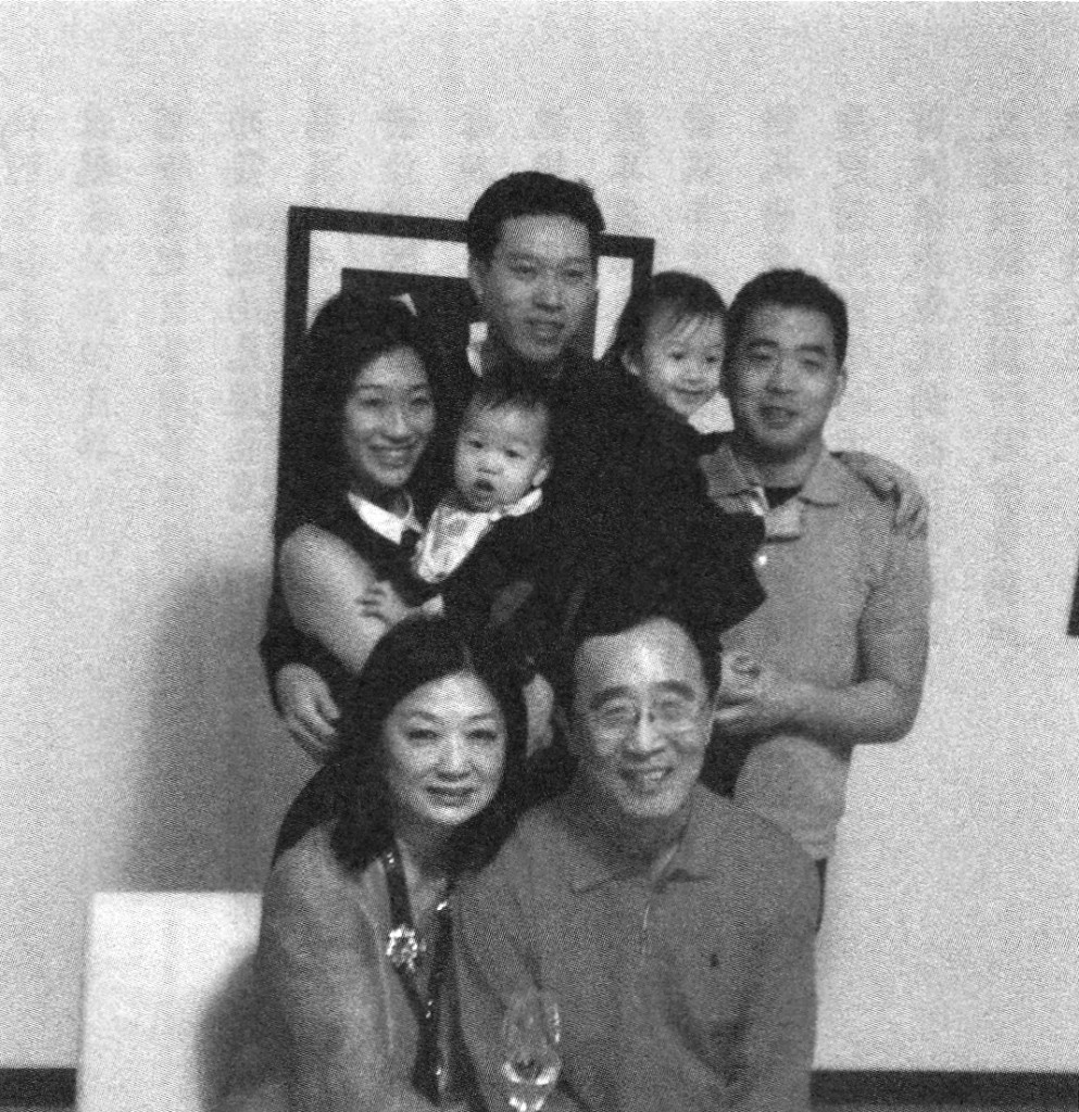 作者胡為美女士全家福。