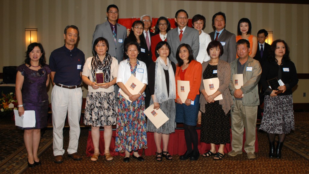 前排左起：漢新月刊總編輯李美倫、散文類佳作立雪、亞軍王蓉蓉、佳作何雨、佳作花雨田、佳作海倫、佳作替陽、佳作幼河、冠軍海雲。