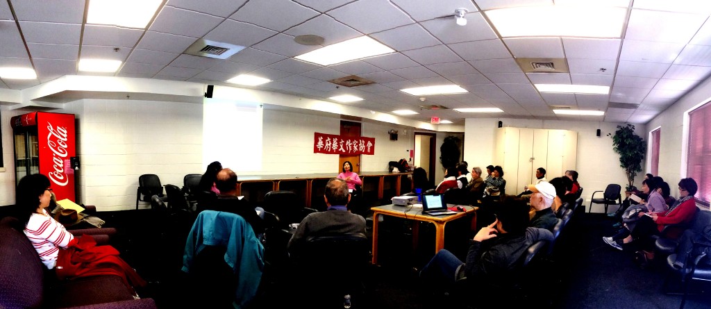 張素貞教授（中坐者）在演講中。