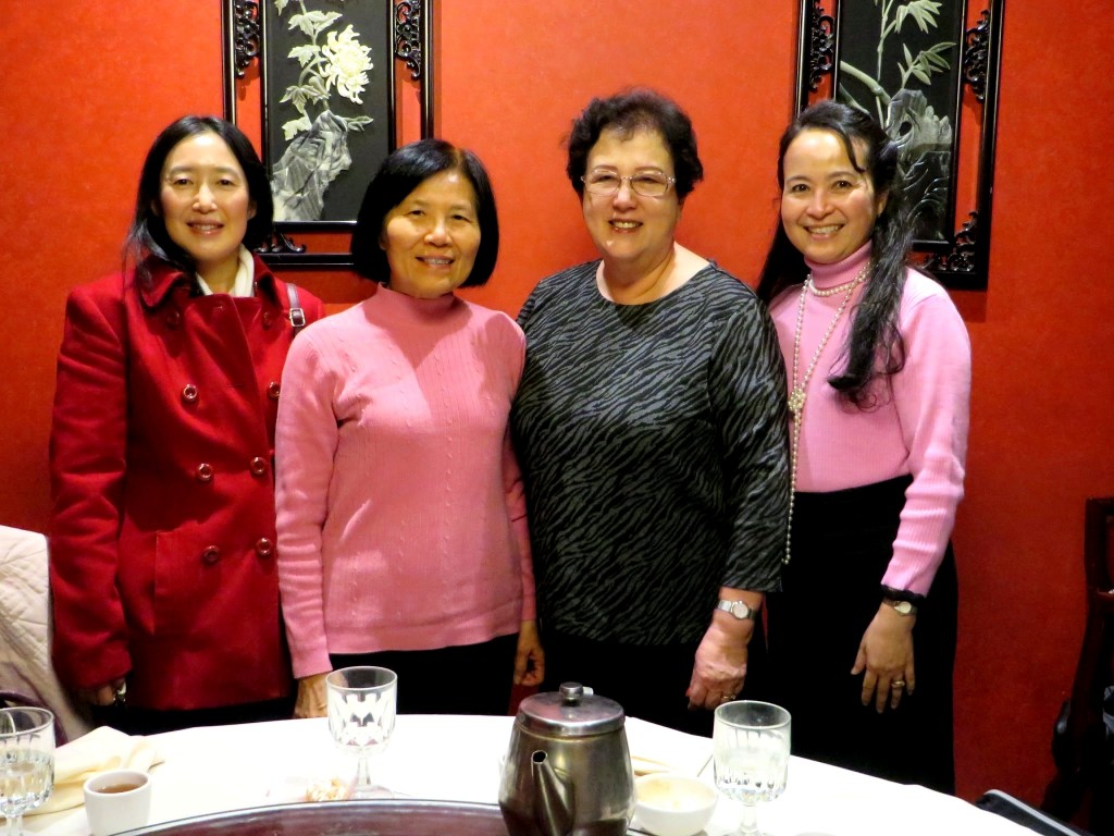 張素貞教授(左二)與作家韓秀（右二）、華府作協龔則韞會長（右一）
